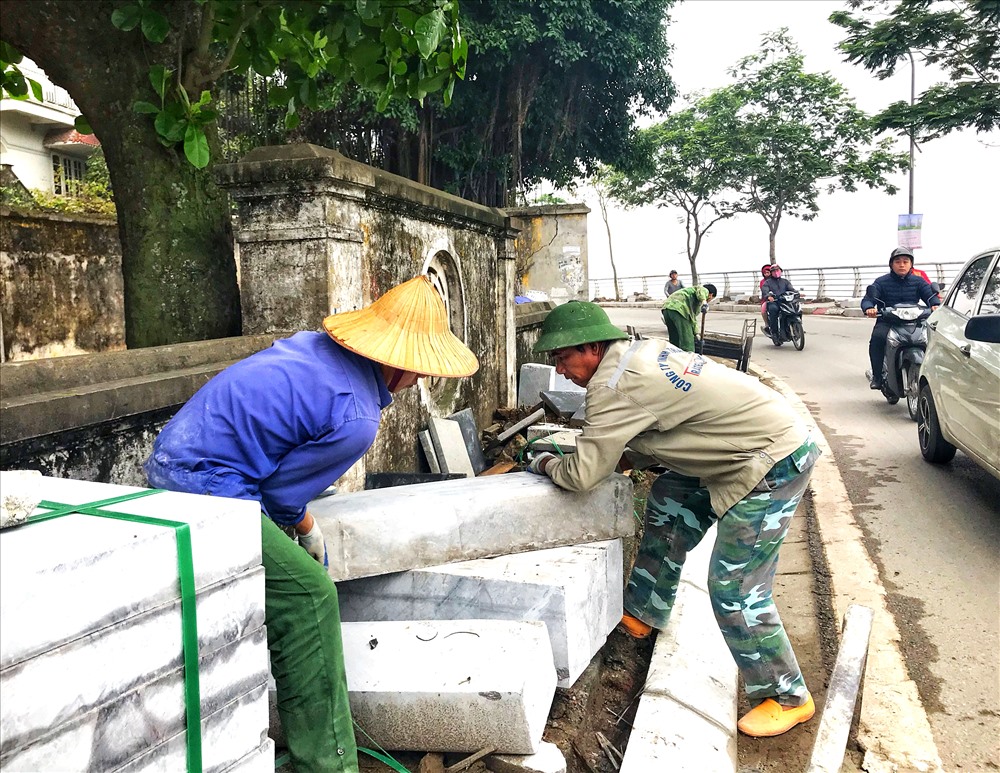 Hơn 1 tháng nay, gạch ốp vỉa hè trên phố Trích Sài (quận Tây Hồ, Hà Nội) bắt đầu được thay thế bằng gạch bê tông bọt CLC hay còn gọi là gạch vân đá.