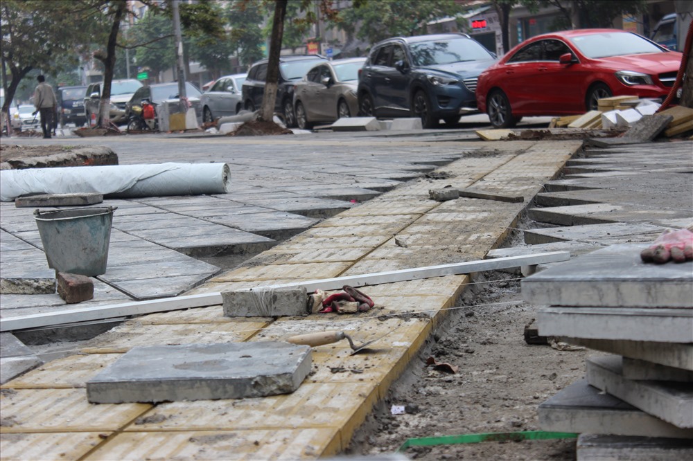 Quyết định năm 2017 của UBND quận Cầu Giấy, dự án lát đá tự nhiên (kích thước 40x40x4 cm) trên vỉa hè đường Trần Đăng Ninh kéo dài (đài 420 m), có tổng mức đầu tư hơn 10,8 tỷ đồng. Dự án lát gạch vân đá trên đường Trần Đăng Ninh kéo dài đang được làm hiện nay có tổng mức đầu tư hơn 8,5 tỷ đồng.