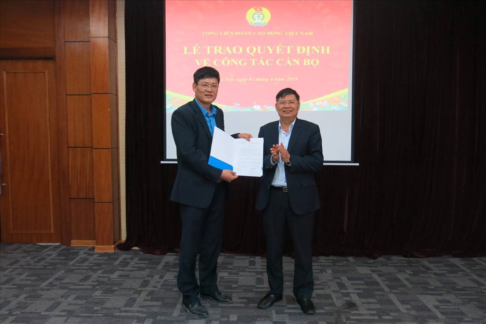 Phó Chủ tịch Tổng LĐLĐVN Phan Văn Anh trao quyết định bổ nhiệm Phó trưởng Ban Quản lý dự án Thiết chế Công đoàn cho đồng chí Nguyễn Văn Quân.