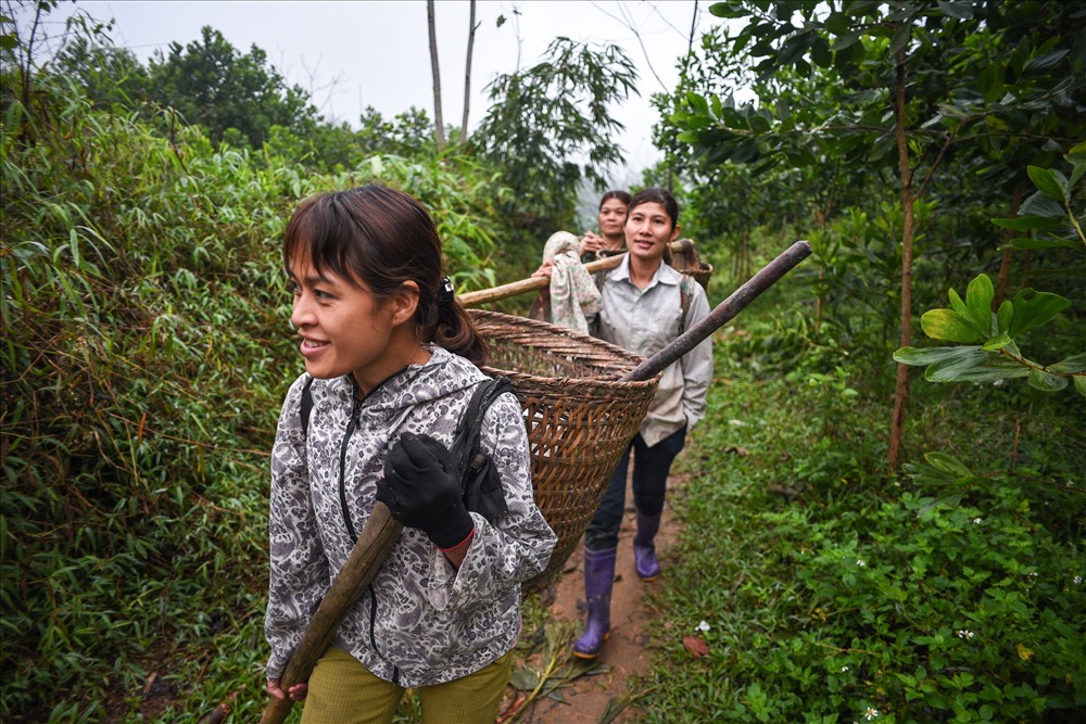 Chị Triệu Thị Huệ cùng một số một số người phụ nữ trong thôn Phiềng Ly (Trung Hà, Chiêm Hoá) lên rừng tìm măng. Lần hái măng này để cung cấp thực phẩm cho lễ cấp sắc của một gia đình cùng thôn.
