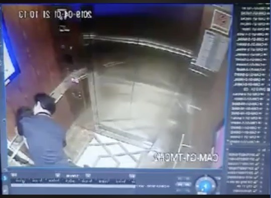Bé gái bị dâm ô trong thang máy.