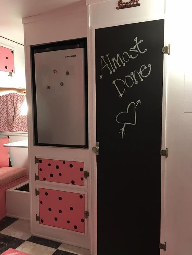 Sự quyến rũ đi kèm với một tủ lạnh mini mua từ con gái của một người bạn vừa học xong đại học. Ellie sơn cửa tủ quần áo bằng sơn bảng đen gọi là Home Décor Powder từ Jo-Ann's. Bây giờ có một nơi tuyệt vời cho danh sách việc cần làm, ghi chú hoặc ghi điểm cho các trò chơi. 
