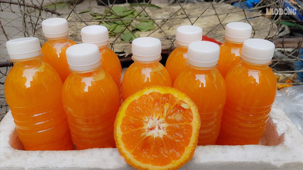 Cứ khoảng 3 quả cam Hà Giang thì được một chai nước cam nguyên chất 330ml.