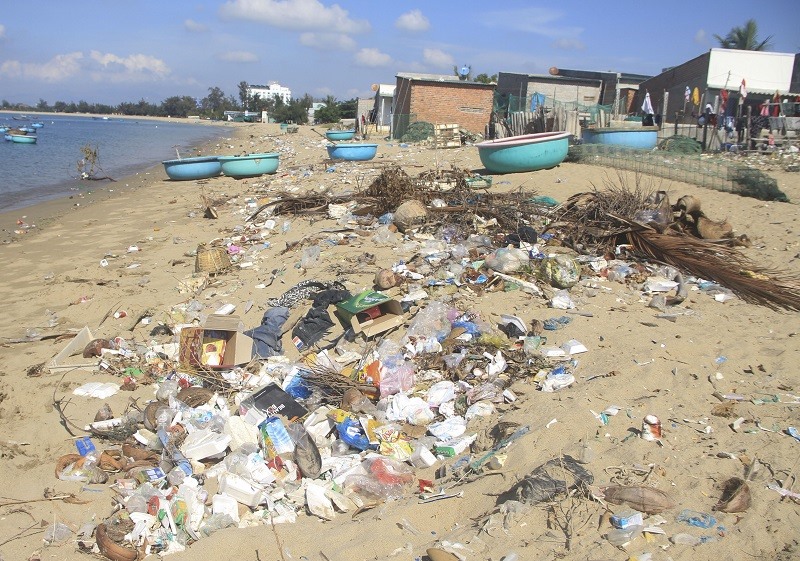 Tràn ngập rác thải chạy kéo dài trên bãi biển du lịch Ninh Chữ.