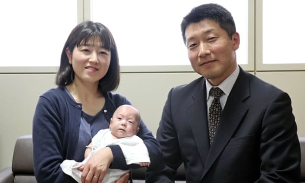 Ryusuke Sekino - sáu tháng tuổi, lúc mới sinh chỉ được 258g, ngồi trong vòng tay của mẹ - bà Toshiko Sekino tại bệnh viện nhi Nagano ở Azumino, Nhật Bản. Ảnh: Tin tức Kyodo / AP.