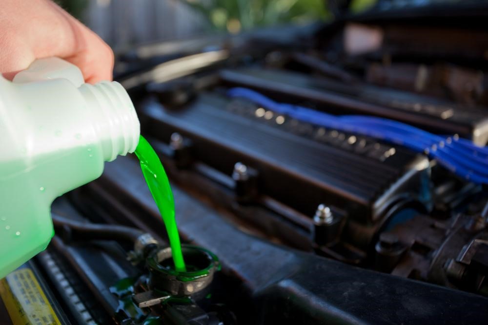 Bổ sung nước làm mát động cơ xe cũng là một cách hữu hiệu để bảo quản xe của bạn.