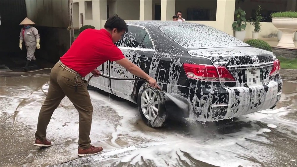 Rửa xe, làm đẹp cho “xế yêu” có lẽ là việc làm thường xuyên của mỗi người chứ không phải chờ đến những lúc nắng nóng.