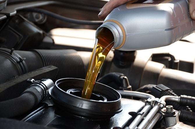 Việc thay dầu đúng hạn định sử dụng sẽ giúp động cơ hoạt động trơn tru hơn.