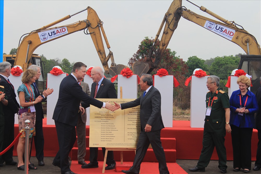 Phó thủ tướng thường trực Trương Hòa Bình rất vui mừng chứng kiến sự kiện Lễ Khởi động dự án xử lý ô nhiễm dioxin khu vực sân bay Biên Hòa giai đoạn 1