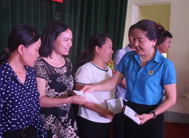 Bà Nguyễn Thị Thu Nhi - Phó chủ tịch LĐLĐ tỉnh Nghệ An trao quà cho đoàn viên khó khăn