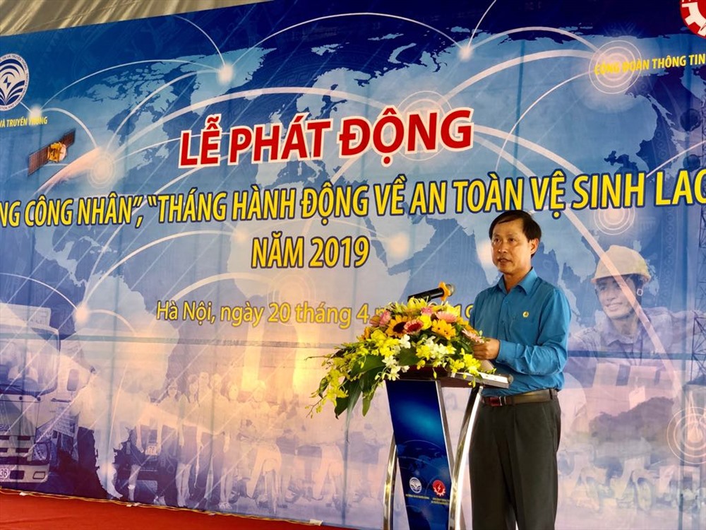 Chủ tịch CĐ TTTT VN Chu Văn Bình phát động Tháng Công nhân, Tháng hành động về ATVSLĐ năm 2019. Ảnh: H.A