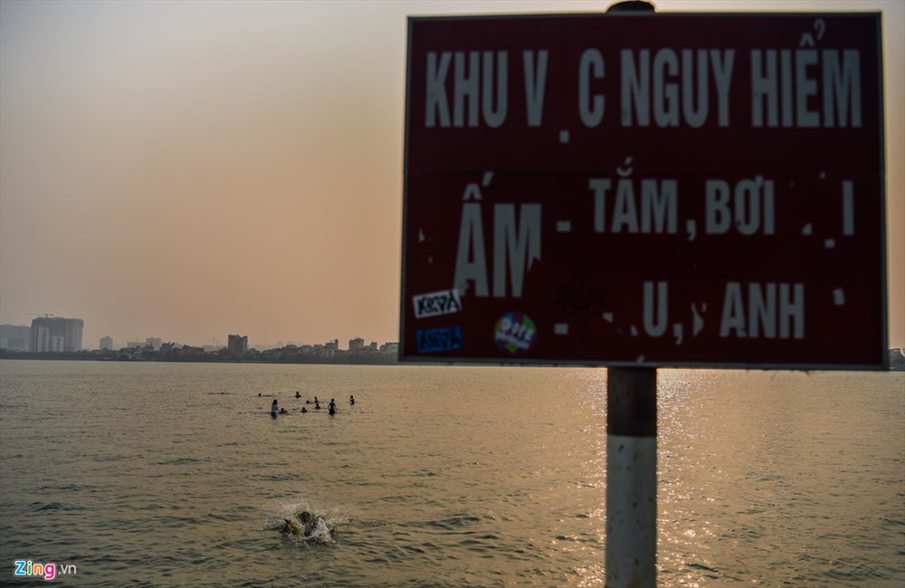 ..dù chính quyền địa phương đã cắm biển “Khu vực nguy hiểm, cấm bơi lội“.