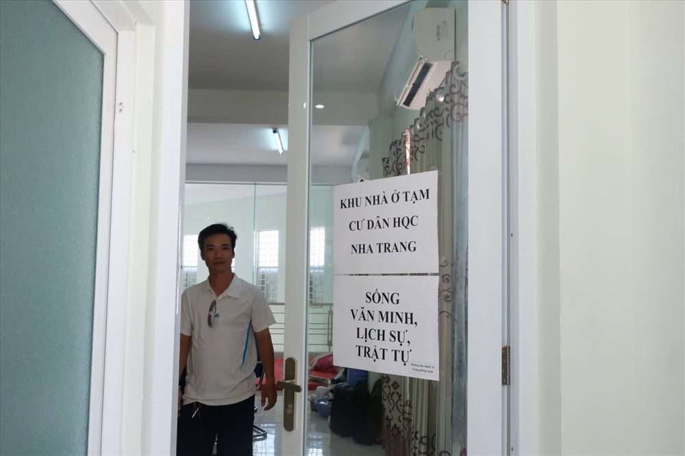 Ngoài cửa là dòng chữ “khu nhà ở tạm của cư dân HQC Nha Trang“. Ảnh: V.H