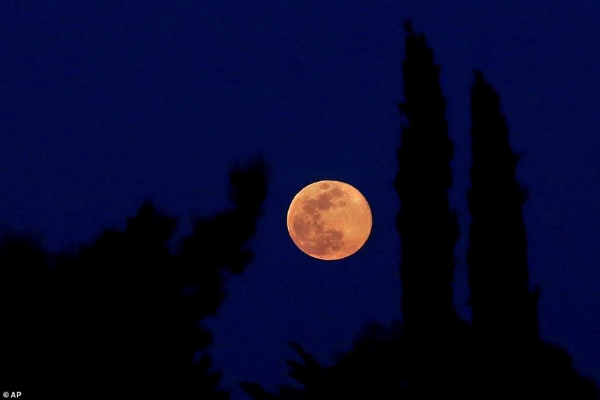Ngày trăng tròn tiếp theo sẽ diễn ra vào 18/5. Tại Bắc Mỹ, ngày này được đặt tên là “Trăng hoa” (Moon flower). Trong ảnh, Mặt trăng quan sát được tại Ai Cập. Ảnh: AP.