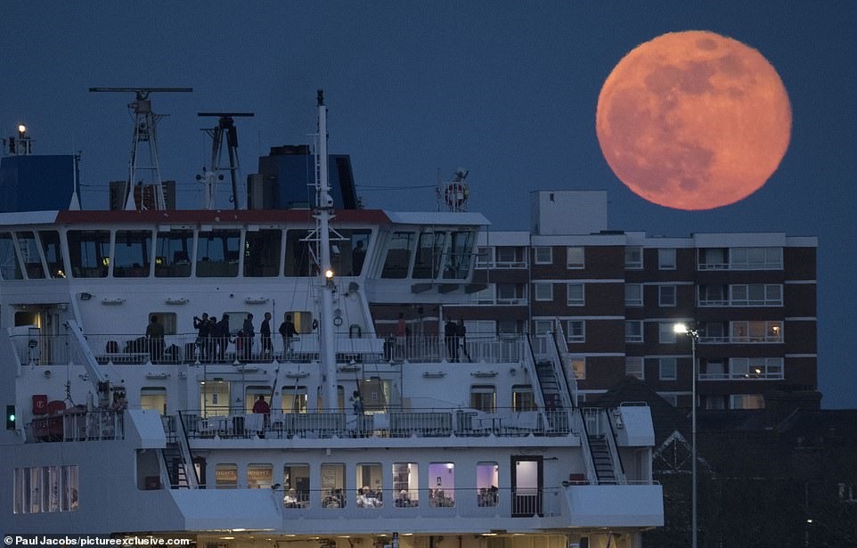 Năm nay, hiện tượng trăng tròn tháng tư, còn được gọi là mặt trăng hồng, sẽ diễn ra vào sáng ngày 19.4 lúc 7h12 sáng (giờ EDT - Đông Bắc nước Mỹ) tức  18h12 giờ Việt Nam.  