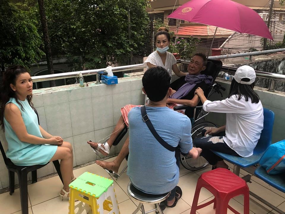 Đồng nghiệp tới thăm nghệ sĩ Lê Bình. 