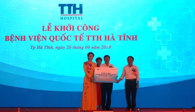 Chủ đầu tư Bệnh viện Quốc tế TTH Hà Tĩnh hỗ trợ đầu tư xây dựng con đường và hệ thống cột đèn chiếu sáng trị giá 2,6 tỷ đồng cho xã Thạch Trung