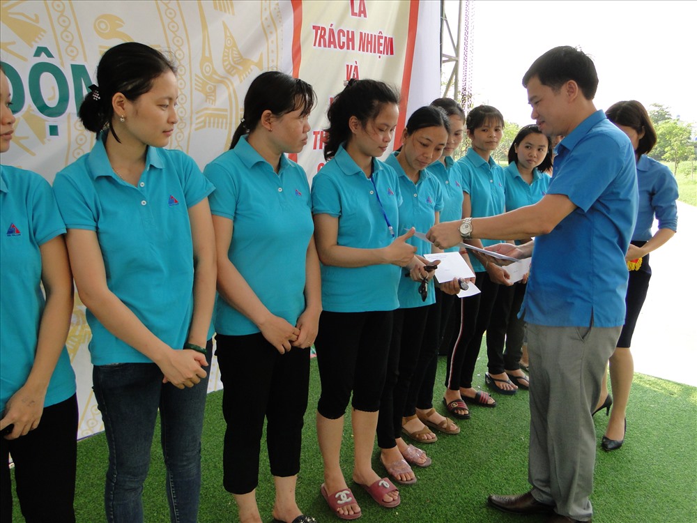 Chủ tịch LĐLĐ tỉnh Thái Bình Bùi Xuân Vinh tăng quà cho CNVCLĐ tiêu biểu.