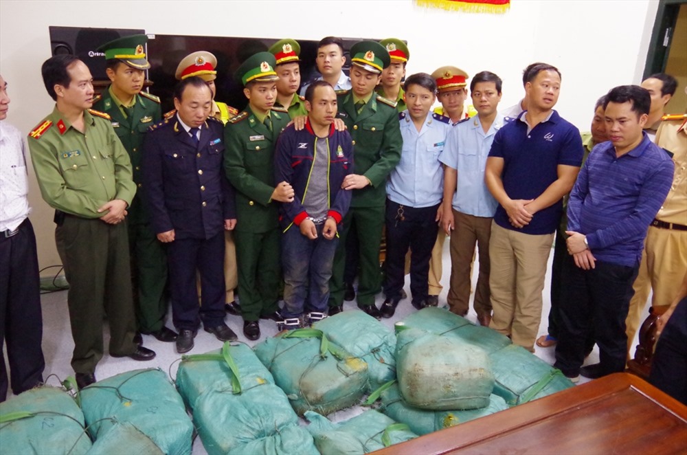 12 bao tải màu xanh chứa 294 kg ma túy dạng đá các lực lượng chức năng băt ngày 17.2.2019