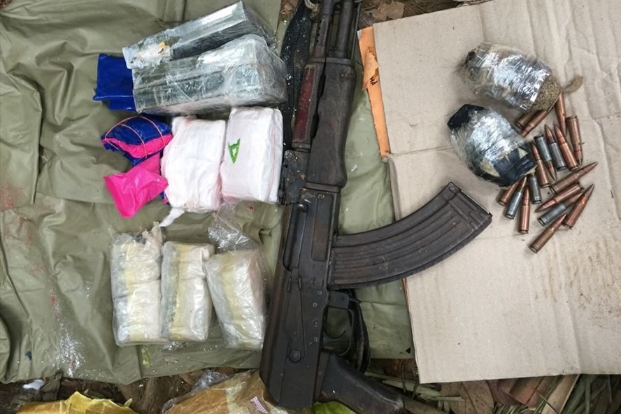 3 bánh heroin, 12.000 viên ma túy tổng hợp, 1 khẩu súng AK, 18 viên đạn, 2 quả lựu đạn được các lực lượng chức năng Nghệ An thu giữ sau khi đấu súng với các đối tượng vào ngày 26.10.2018