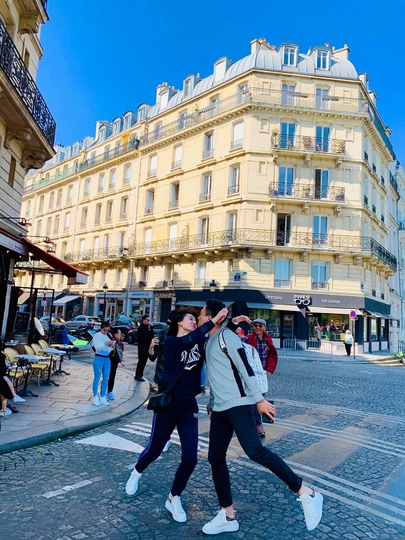  Hari Won chia sẻ hình ảnh ôm hôn chồng say đắm giữa đường phố Paris.