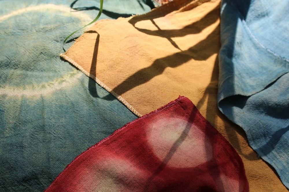 Dệt vải và nhuộm vải theo phương pháp của người dân tộc vùng cao hoàn toàn sủ dụng các chất liệu, nguyên liệu sẵn có từ thiên nhiên. Các màu sắc phổ biến như xanh tràm, nâu đất, vàng, đỏ,... 
