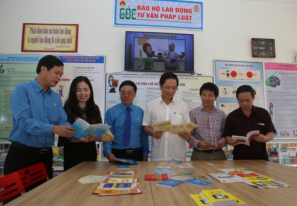 Các đại biểu tham quan góc bảo hộ lao động do LĐLĐ tỉnh Quảng Trị tặng Cty TNHH Dệt may VTJ Toms. Ảnh: Hưng Thơ.
