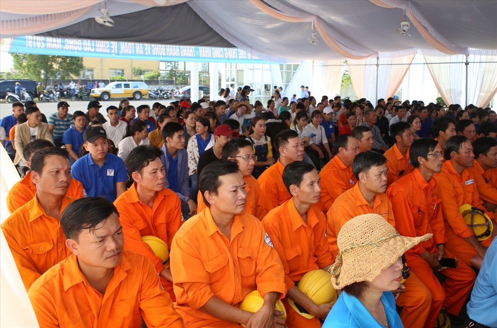 Lễ phát động Tháng Công nhân và Tháng hành động về an toàn vệ sinh lao động được tổ chức tại Công ty TNHH Dệt may VTJ Toms, Cụm Công nghiệp Diên Sanh - Hải Lăng thu hút nhiều NLĐ tham gia. Ảnh: Hưng Thơ.