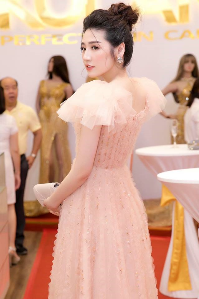 Mới đây, xuất hiện tại một sự kiện, Á hậu Tú Anh trở thành tâm điểm chú ý với nhan sắc ngày càng rực rỡ và mặn mà hơn xưa.