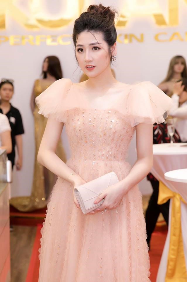 Á hậu Tú Anh sinh năm 1993, đăng quang Á hậu Hoa hậu Việt Nam 2012. Tú Anh là một trong những Á hậu được chú ý nhất bởi vẻ đẹp rạng rỡ, chuẩn á đông. 