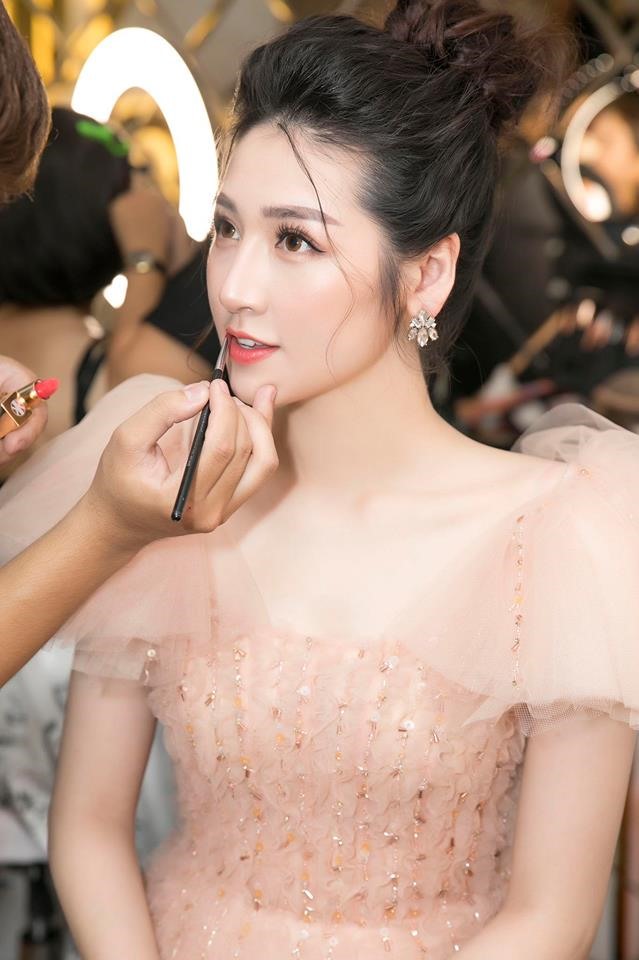 Năm 2018, Á hậu Tú Anh bất ngờ kết hôn với thiếu gia Gia Lộc. Kể từ khi kết hôn, cô cũng dần rút lui khỏi các sự kiện giải trí và tập trung chăm sóc gia đình.