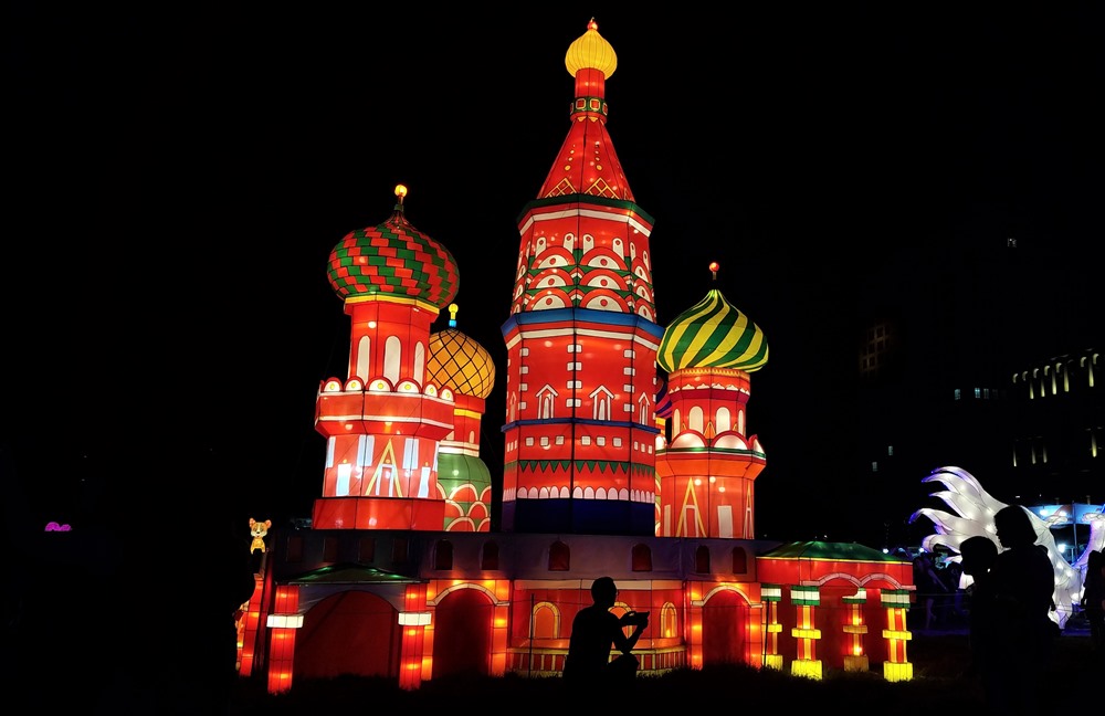 Mô hình nhà thờ chính tòa Thánh Basil (St. Basil's Cathedral) nổi bật giữa công viên với các màu sắc sặc sỡ. Đây cũng là một trong những công trình kiến trúc nổi tiếng nhất của thủ đô Moscow, Nga.
