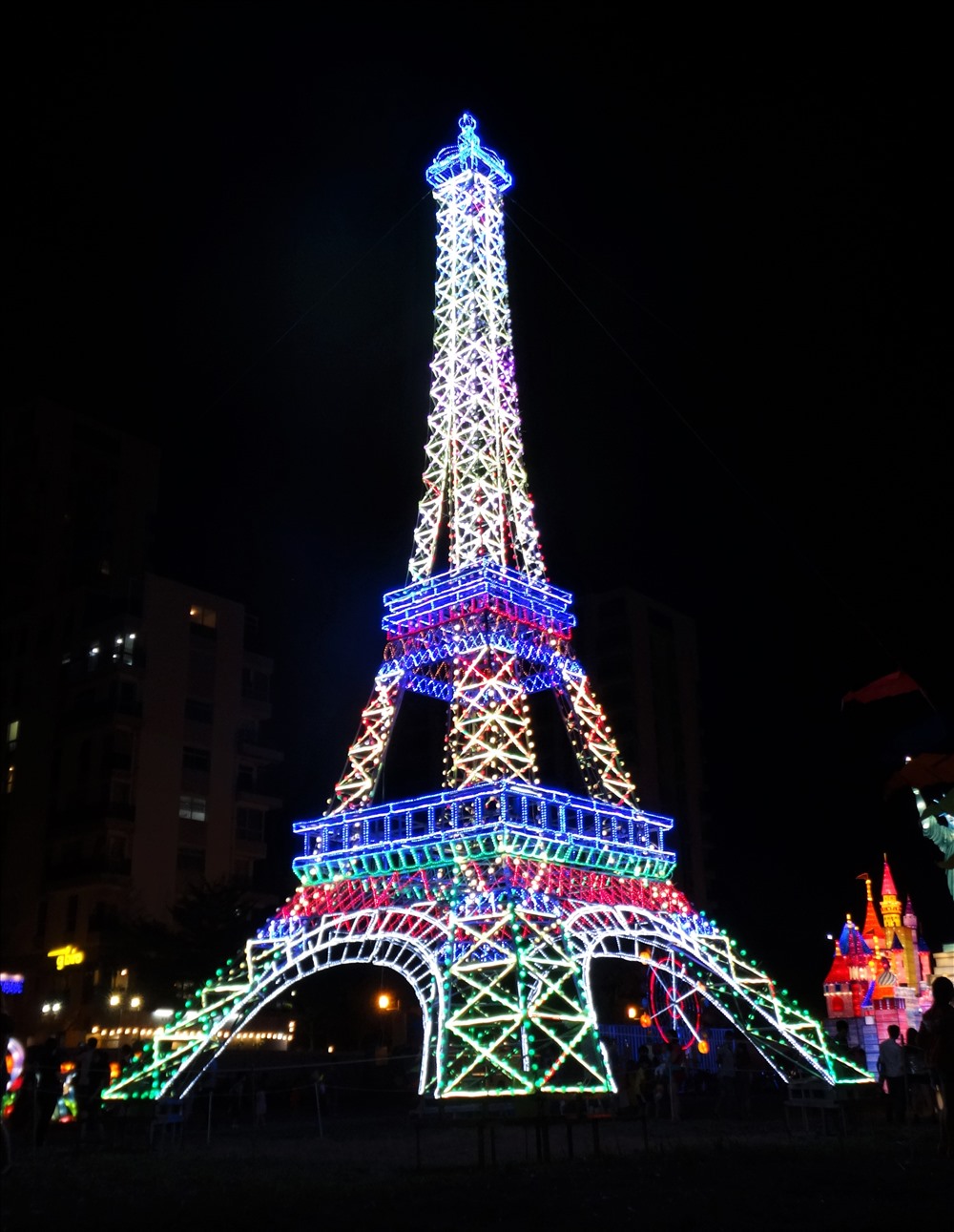 Mô hình tháp Eiffel, Pháp
