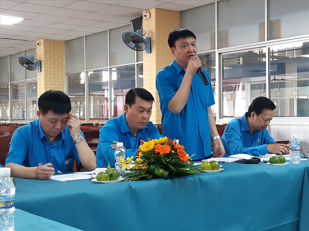 Đồng chí Nguyễn Văn Thắng (người đứng), Phụ trách Ban Tuyên giáo Tổng LĐLĐ VN, phát biểu tại buổi giám sát. 