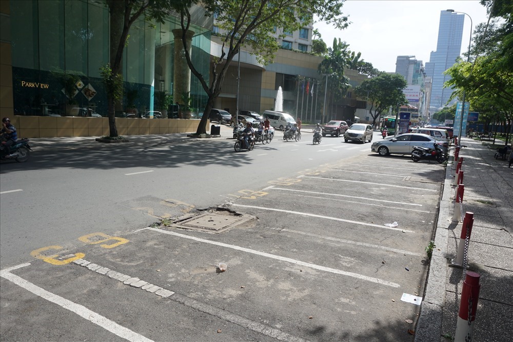 TPHCM thu phí đỗ xe ô tô dưới lòng đường giúp đường thông, hè thoáng.