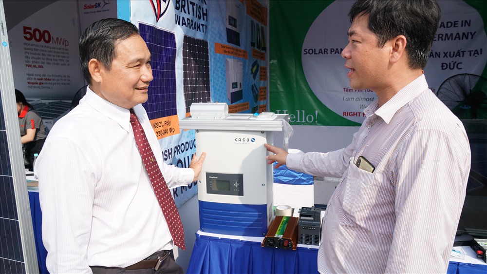 Chủ tịch HĐTV EVNSPC Nguyễn Văn Hợp trao đổi với một đơn vị cung cấp các giải pháp về tiết kiệm năng lượng tại Ngày hội tiết kiệm điện 2019