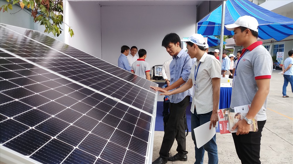 Khách tham quan hệ thống năng lượng mặt trời được trưng bày trong khuôn viên Ngày hội Tiết kiệm điện 2019