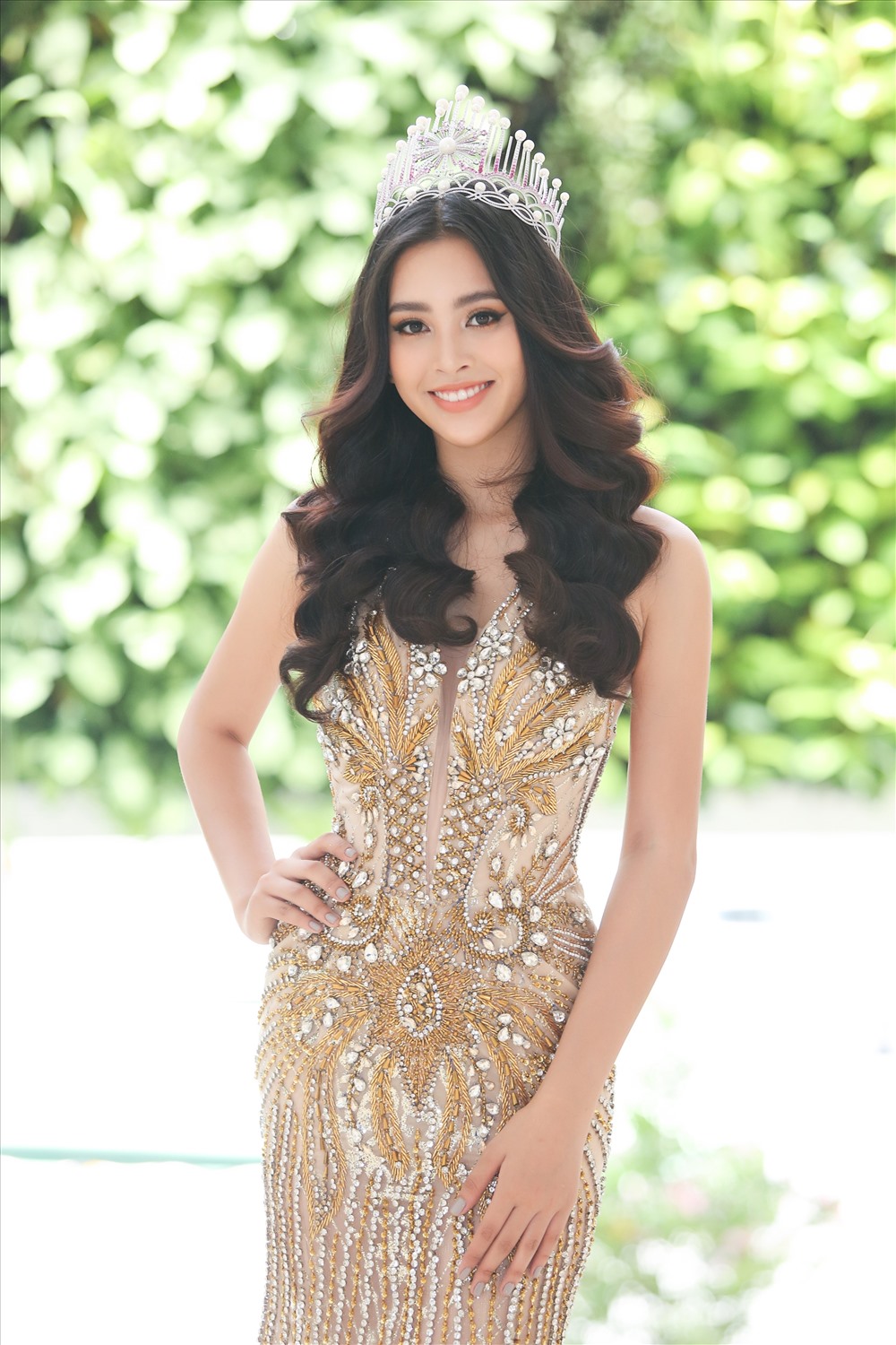 Sáng 22.4, Hoa hậu Tiểu Vy xuất hiện rạng rỡ tại họp báo cuộc thi “Hoa hậu Thế giới Việt Nam - Miss World Viet Nam“. Hoa hậu 18 tuổi nhận được nhiều lời khen về nhan sắc ngày một thăng hạng. 