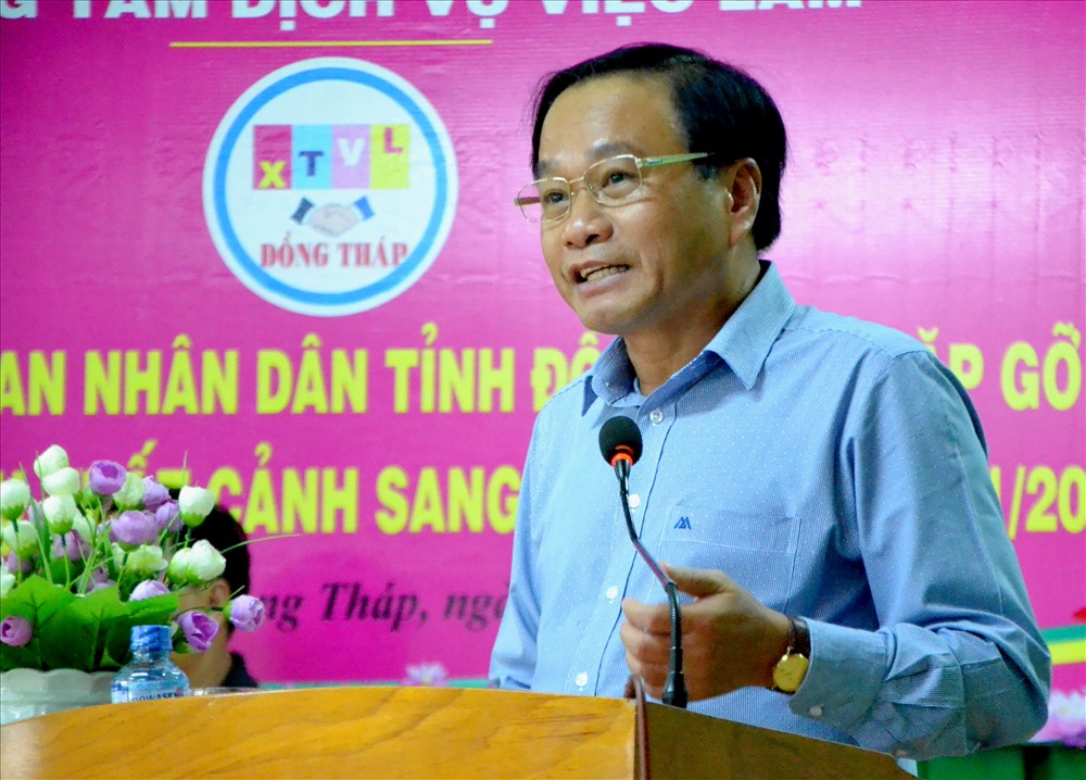 Chủ tịch UBND tỉnh Đồng Tháp Nguyễn Văn Dương trò chuyện với lao động. Ảnh: Lục Tùng