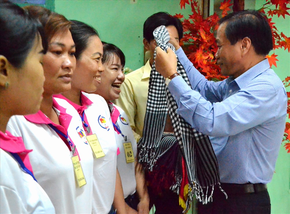 Chủ tịch Nguyễn Văn Dương trao cho các lao động chiếc khăn choàng của quê hương Đồng Tháp. Ảnh: Lục Tùng