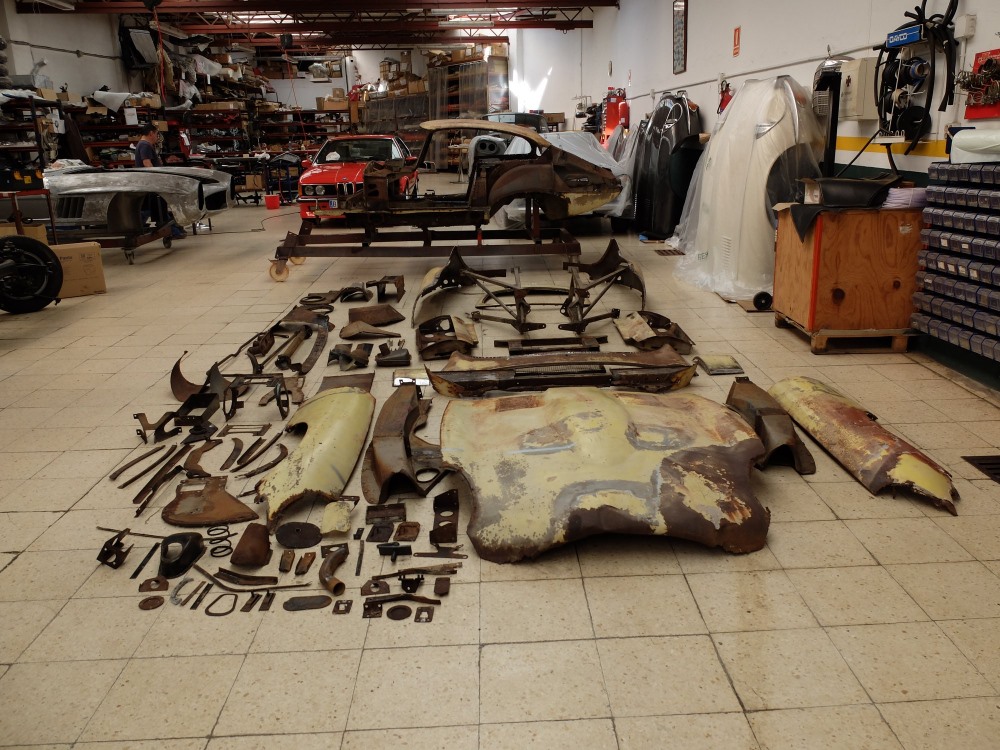 Các kỹ sư của Classic-Car đã phải tách tất cả các bộ phận của phần khung xe.