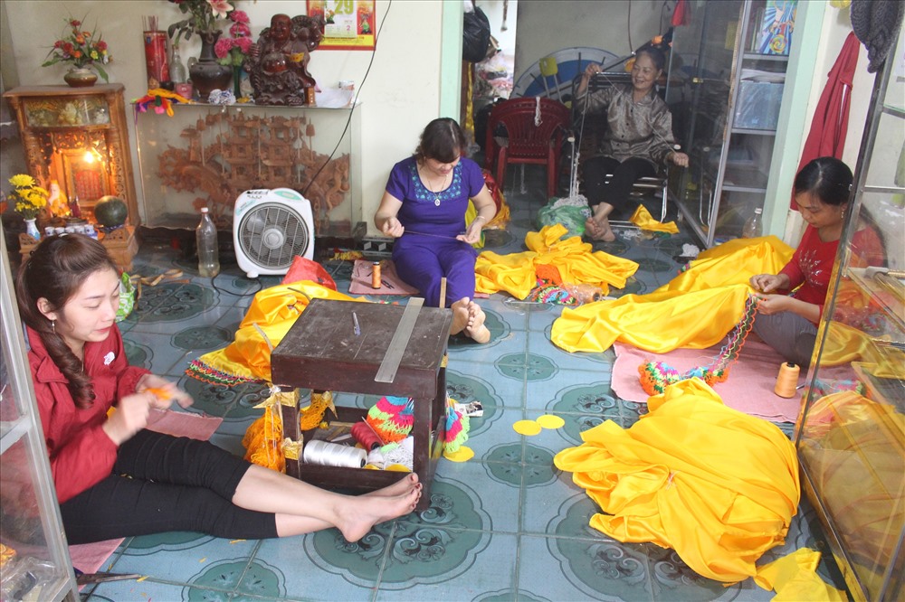 Các nhân công tại cơ sở Lọng - đèn Ngọc Tuyên khẩn trương chuẩn bị các sản phẩm tham gia Festival Nghề truyền thống Huế 2019