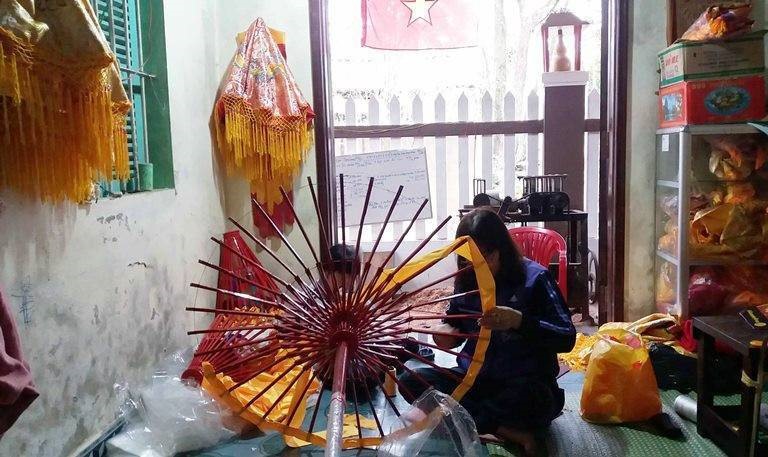 Các nhân công tại cơ sở Lọng - đèn Ngọc Tuyên đang chết tác một chiếc lọng