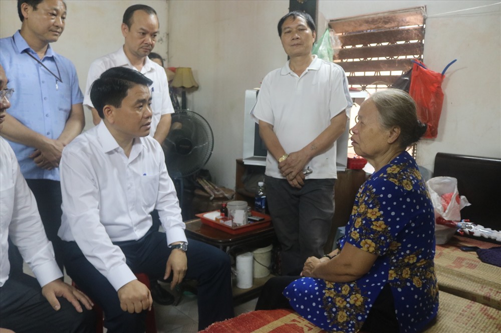  Chủ tịch Hà Nội Nguyễn Đức Chung chia buồn với bà Nguyễn Thị Liên, mẹ đẻ chị Hà.