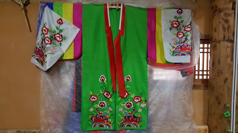 Hanbok – trang phục truyền thống của Hàn Quốc và các sản phẩm làm từ giấy truyền thống của Hàn Quốc (Hanji)