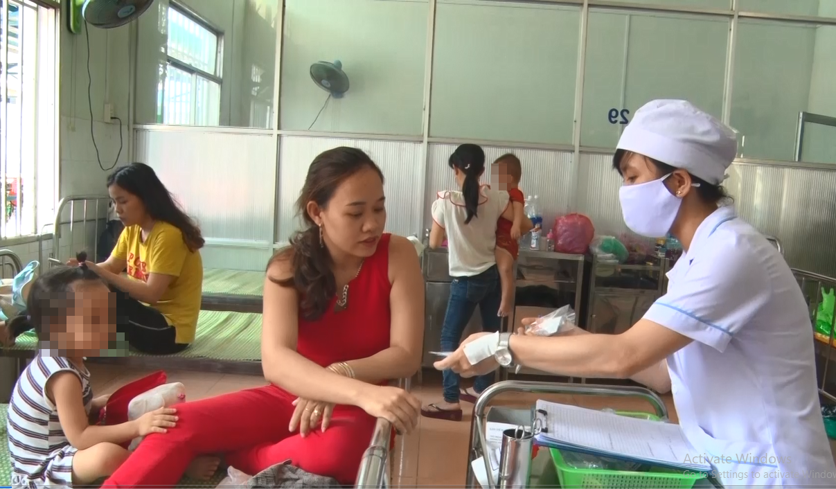 Theo bệnh viện Nhi Quảng Nam, trong đợt nắng nóng kéo dài từ đầu tháng 4 đến nay, tại bệnh viện có khoảng 600 bệnh nhi nhập viện điều trị nội trú và hơn 4.300 bệnh nhi điều trị ngoại trú.