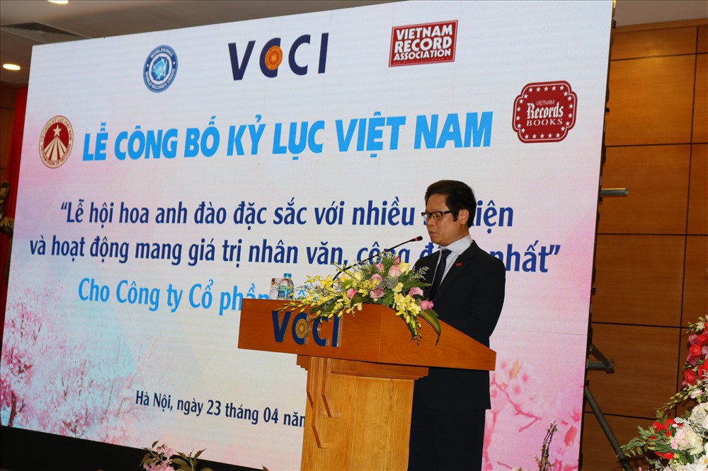 Ông Vũ Tiến Lộc phát biểu tại họp báo. 