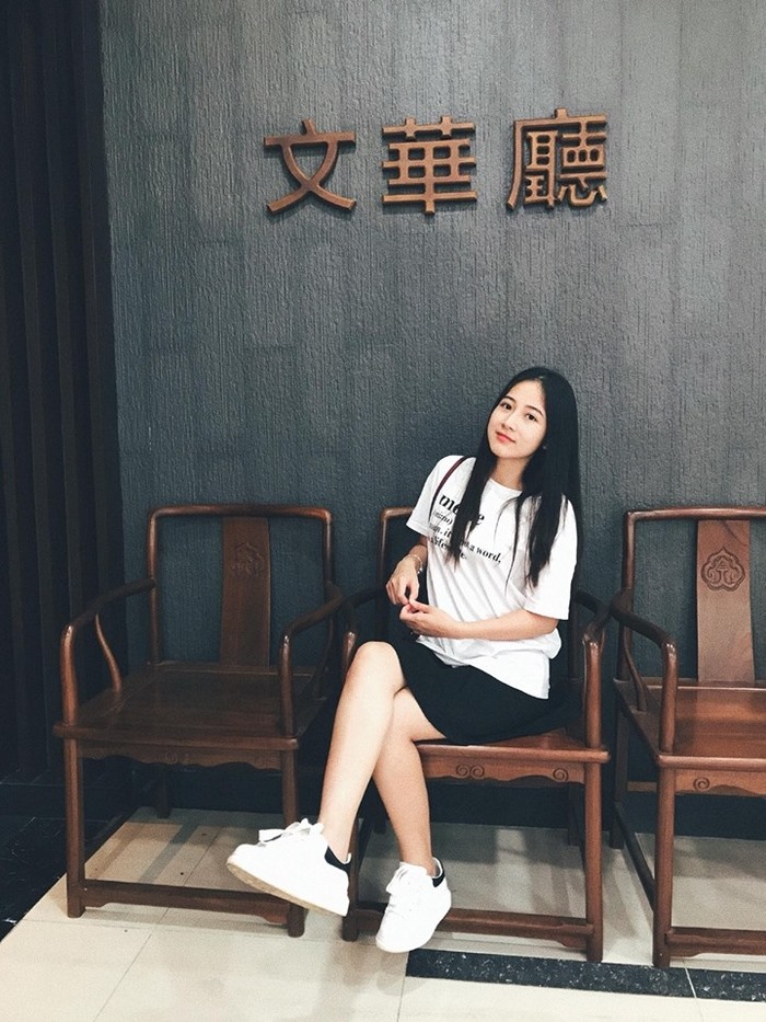 Linh Hoàng sở hữu gu thời trang trẻ trung và năng động ở độ tuổi 23. 