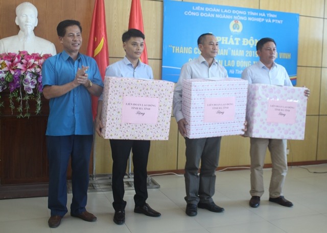 Đồng chí Nguyễn Văn Trọng - Phó Chủ tịch LĐLĐ Hà Tĩnh trao quà cho 3 công nhân có hoàn cảnh khó khăn.