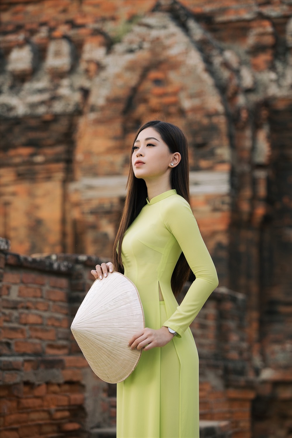 Trong tà áo dài Việt, Hoa hậu Tiểu Vy, Á hậu Phương Nga và Á hậu Thúy An đã khám phá nghệ thuật kiến trúc bậc nhất tại tháp Po Klong Garai. Nơi được mệnh danh là cụm tháp Chăm đẹp nhất còn lưu lại tới ngày nay. 